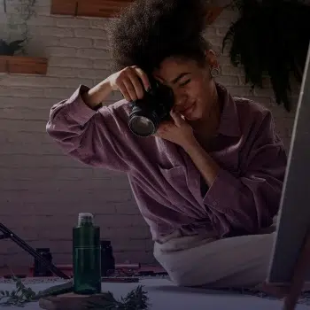 persona fotografiando un objeto para un anuncio