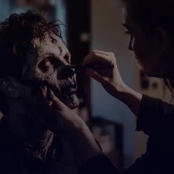 primer plano de una persona con maquillaje FX para recrear un zombie