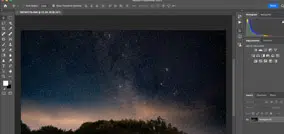 pantalla de ordenador con programa de edición fotográfico abierto