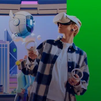 Persona joven con gafas de realidad virtual y mandos en ambas manos interactúa con un entorno digital; a su alrededor se ve una ciudad futurista con rascacielos y personajes animados. El fondo derecho es verde, preparado para croma o edición