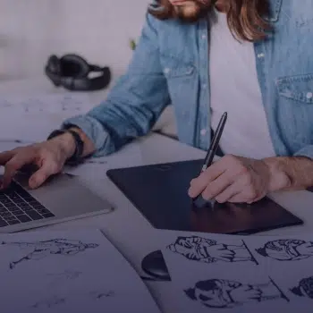 persona trabajando con un portátil y una tableta gráfica