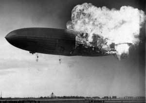 El dirigible Hindenburg en llamas