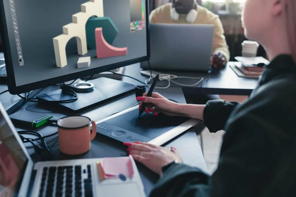 persona dibujando en tableta gráfica