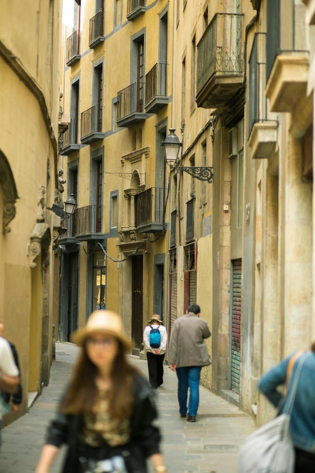instantánea urbana espontánea con sujetos en un entorno de calle