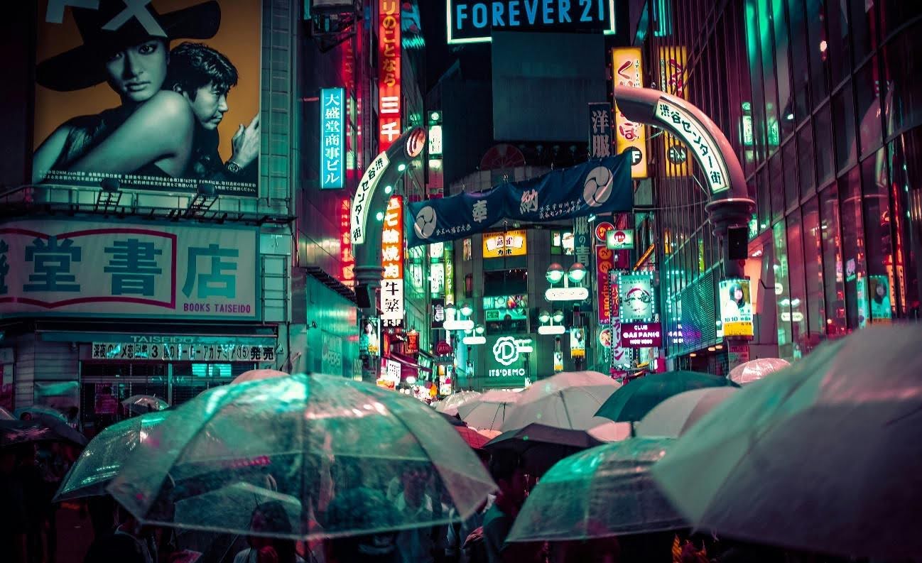 escena cotidiana urbana capturada con estilo de fotografía callejera