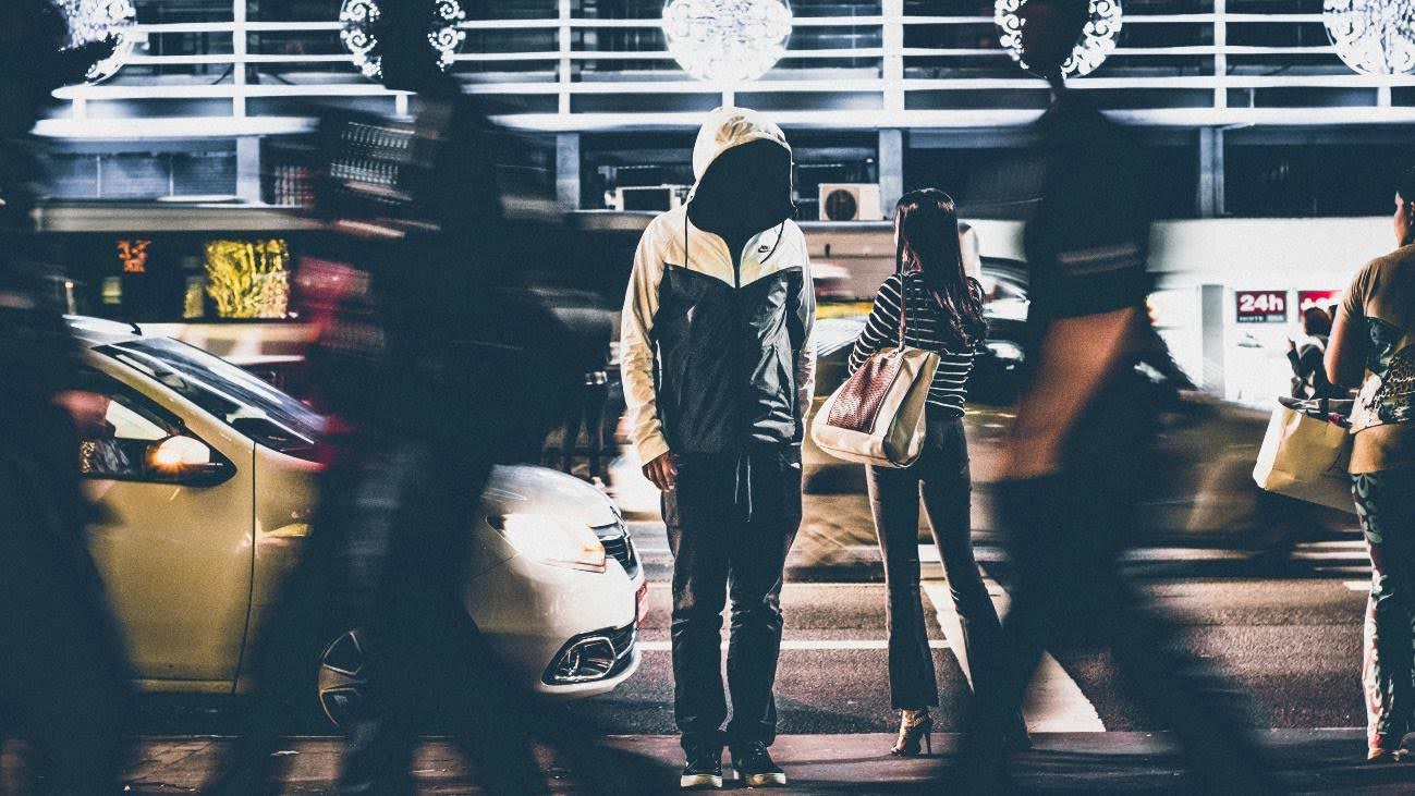 composición de fotografía de calle con personas y arquitectura urbana