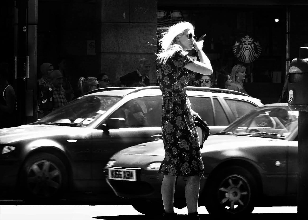 fotografía callejera mostrando a una chica en entorno urbano