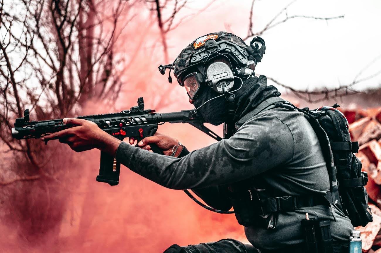 Fotograf&iacute;a de guerra de un soldado cargando contra el enemigo