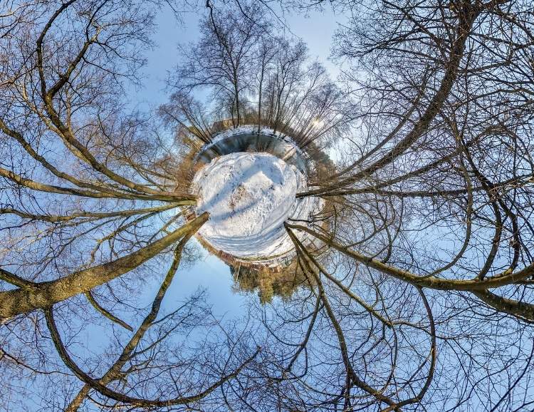 La imagen muestra el resultado de hacer una foto de 360 grados de un paisaje nevado