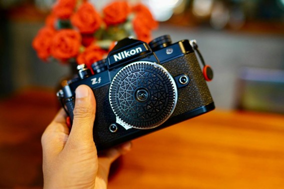 La imagen muestra una c&aacute;mara Nikon para hacer fotograf&iacute;as digitales