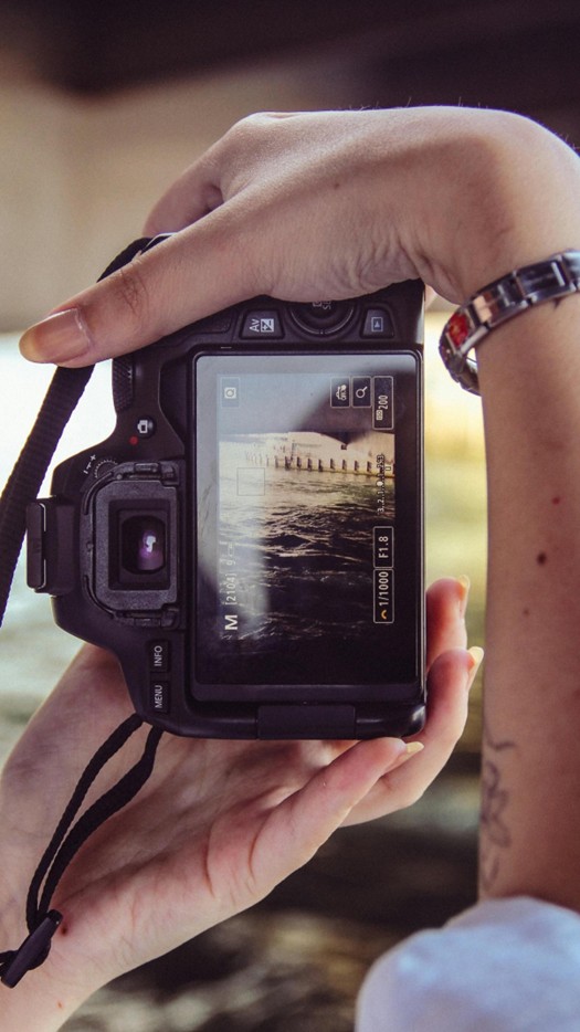 En la imagen se ve el visor de una c&aacute;mara, sostenida por una persona que est&aacute; tomando una fotograf&iacute;a digital