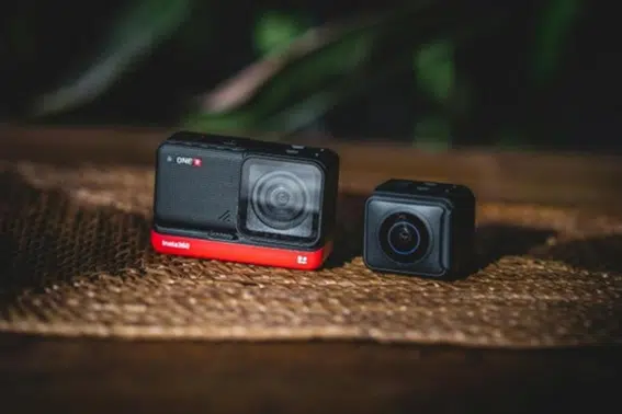 La imagen muestra la Insta360, una de las cámaras con las que puedes aprender cómo hacer fotos de 360 grados