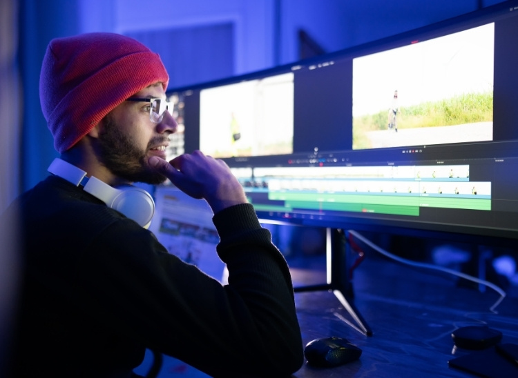 La fotografía muestra a un joven editando un vídeo en su ordenador con Mocha Pro