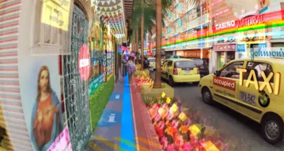 La imagen es un ejemplo de la combinación de Mocha Pro con Motion Graphics, en este caso, usados en conjunto para recrear una escena urbana con texto y objetos en movimiento