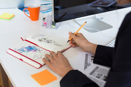 En la fotograf&iacute;a se ve a una mujer plasmando formas y colores en un sketchbook conceptual