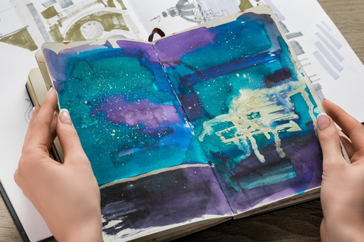 Ejemplo de un sketchbook de experimentaci&oacute;n, con un dibujo abstracto en tonos azules, violetas, negros y amarillos