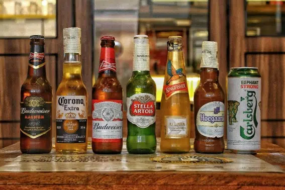 Aplicación del color en las etiquetas de distintas marcas de cerveza